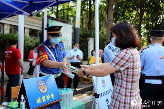 南京城管現(xiàn)場(chǎng)設(shè)立護(hù)考點(diǎn)。人民網(wǎng) 冷金明攝