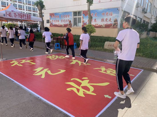 河北省盧龍縣考生進(jìn)入考場參加全國統(tǒng)一高考。 吳昊攝