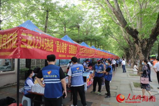 考場(chǎng)周邊設(shè)置了志愿者服務(wù)點(diǎn)。人民網(wǎng) 牛良玉攝