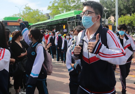 7日，位於河北省秦皇島市第三中學(xué)考點(diǎn)，考生準(zhǔn)備進(jìn)入考場(chǎng).。 曹建雄攝