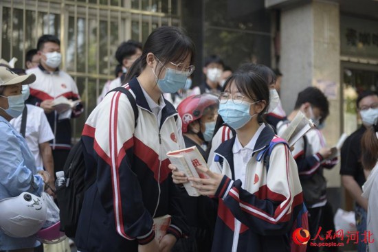 7日，在石家莊一高考考點(diǎn)，學(xué)生正等待入場(chǎng)參加考試。 人民網(wǎng) 朱鵬濤攝