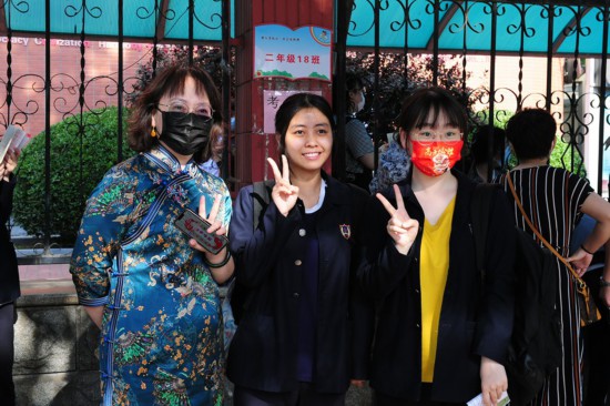 7日，在石家莊一高考考點，學(xué)生家長為高考學(xué)子加油鼓勁。 王沫攝