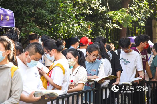 �Ϸ�����ʮ�����Z��У�^(q��)�Tǰ�������ȴ��M(j��n)�뿼��(ch��ng)������W(w��ng) ��ϣ�ɔz