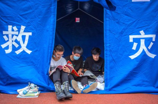 高考前,在安置點看書的學子。雅安日報供圖