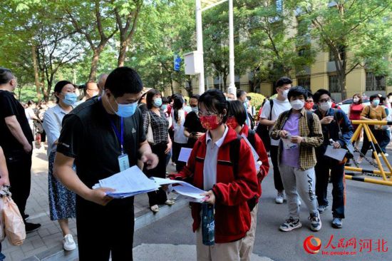 7日，在石家莊一高考考點(diǎn)，學(xué)生正在等待入場(chǎng)。 人民網(wǎng) 張浩洋攝