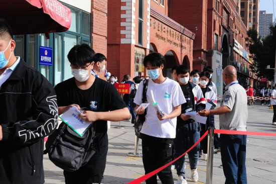 7日，在石家莊一高考考點(diǎn)，學(xué)生正在等待入場(chǎng)。 王沫攝