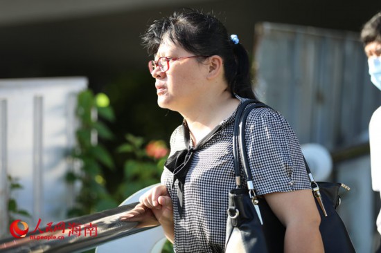 有一種愛 是送你進入考場的目光。人民網(wǎng) 孟凡盛攝