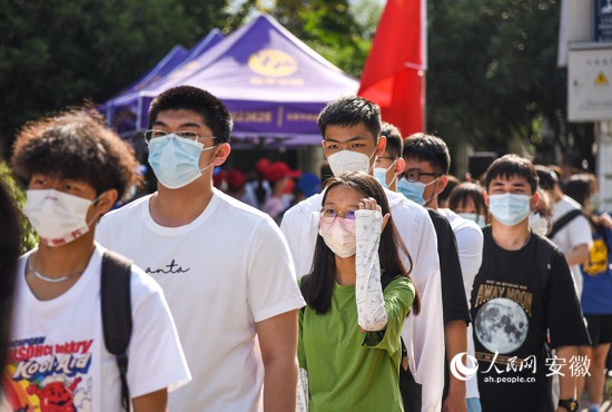 �Ϸ�����ʮ�����Z��У�^(q��)�Tǰ���������(du��)�M(j��n)�뿼��(ch��ng)������W(w��ng) ��ϣ�ɔz