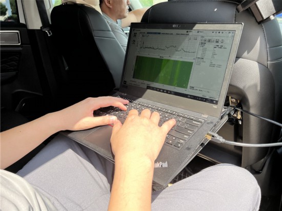 工作人員通過電腦對考場無線電情況進行查看。受訪單位供圖