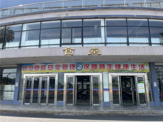 食堂前已按要求進(jìn)行了消毒。受訪單位供圖