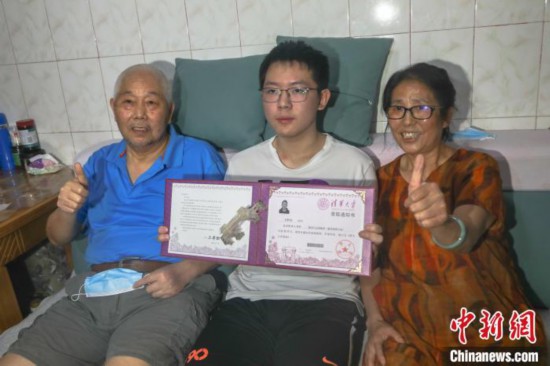 祖父母擺地攤撫養(yǎng)孫子考入清華為苦讀從無課余生活