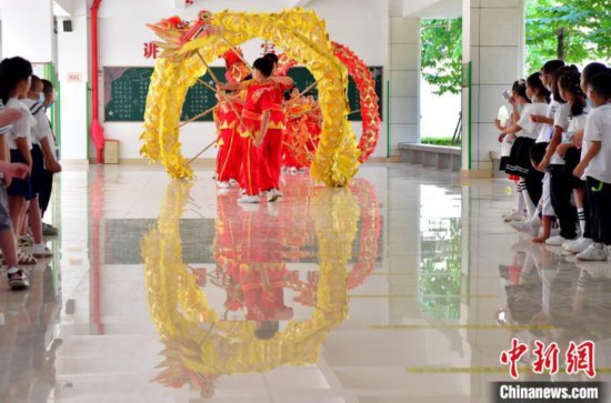 �D�鸣���иߺ�С�W(xu��)���꼉(j��)�W(xu��)����һ�꼉(j��)�������ݸ��ݸߺ����������ܵ��������Ěgӭ�������� �z