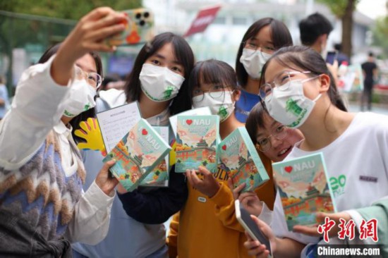 ��������ʾ�]�뵽���_�W(xu��)��һ�n���յ��ˌW(xu��)У����M�M����(chu��ng)��o����߀�����˿Ƽ���������ɫѩ�������� �z