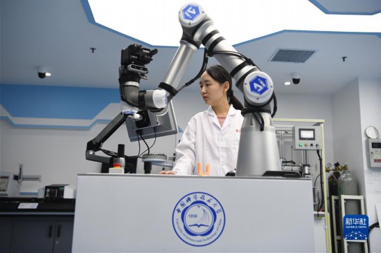 (新華全媒+)(7) “機(jī)器化學(xué)家”賦能科學(xué)研究