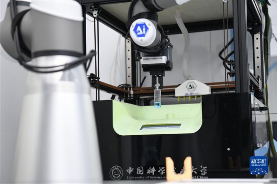 (新華全媒+)(3) “機(jī)器化學(xué)家”賦能科學(xué)研究