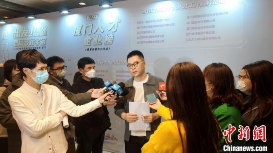 剛剛結(jié)束在丹麥2年博士后工作的鄒如森博士蒞廈參會(huì)，接受媒體採(cǎi)訪。　楊伏山 攝