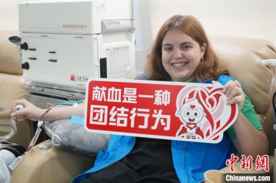 6月13日，在第20個世界獻(xiàn)血者日前夕，20名在贛留學(xué)生組團(tuán)前往血站獻(xiàn)血。　吳迪 攝