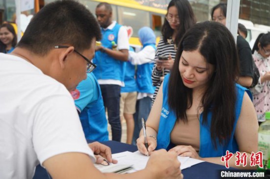 6月13日，在第20個世界獻(xiàn)血者日前夕，20名在贛留學(xué)生組團(tuán)前往血站獻(xiàn)血?！堑?攝