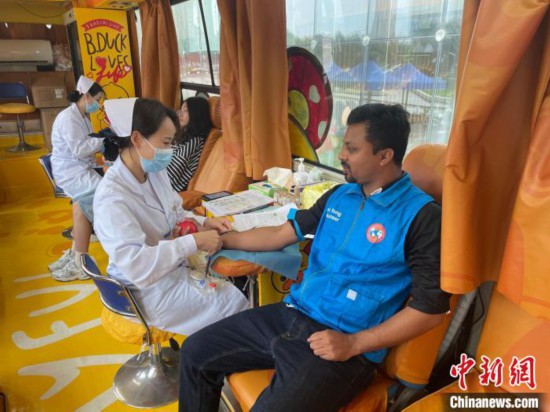 6月13日，在第20個世界獻(xiàn)血者日前夕，20名在贛留學(xué)生組團(tuán)前往血站獻(xiàn)血?！堑?攝