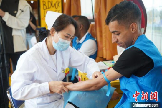 6月13日，在第20個世界獻(xiàn)血者日前夕，20名在贛留學(xué)生組團(tuán)前往血站獻(xiàn)血。　吳迪 攝