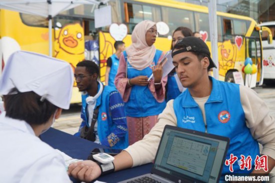 6月13日，在第20個世界獻(xiàn)血者日前夕，20名在贛留學(xué)生組團(tuán)前往血站獻(xiàn)血?！堑?攝