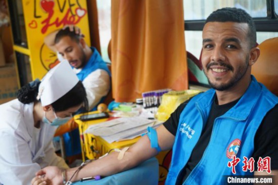 6月13日，在第20個世界獻(xiàn)血者日前夕，20名在贛留學(xué)生組團(tuán)前往血站獻(xiàn)血?！堑?攝