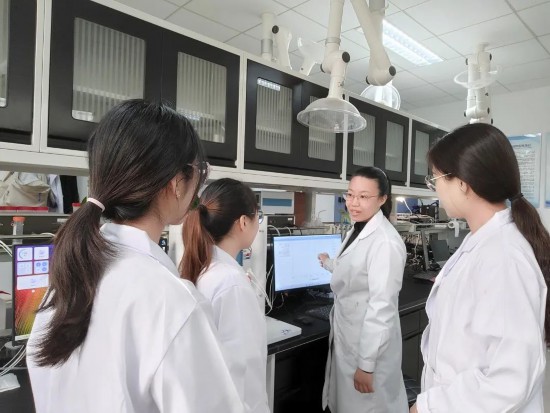 周遙(右二)指導(dǎo)學(xué)生實驗