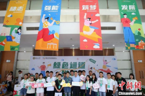 東南大學(xué)4117名本科新生報到“輪椅男孩”圓夢校園