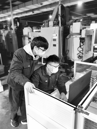 成都紡專學(xué)生開展精密微波器件加工。受訪者供圖