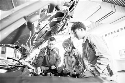 在天津職業(yè)大學(xué)與一汽大眾共建的眾育英才聯(lián)合培養(yǎng)示范基地，教師正在指導(dǎo)學(xué)生進(jìn)行實(shí)訓(xùn)操作。受訪單位供圖