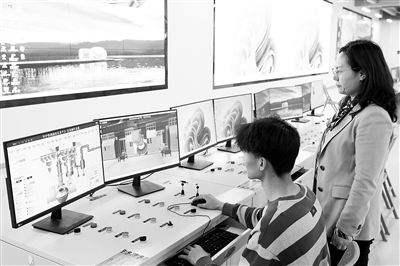 昆明冶專冶金與礦業(yè)學(xué)院副院長宋群玲（右）指導(dǎo)學(xué)生進(jìn)行模擬生產(chǎn)操作。趙漢斌攝