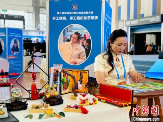 圖為國家鄉(xiāng)村工匠名師現(xiàn)場展示青繡。中新網記者孫睿攝