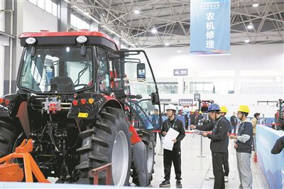 第二屆全國(guó)鄉(xiāng)村振興職業(yè)技能大賽農(nóng)機(jī)修理項(xiàng)目比賽現(xiàn)場(chǎng)。