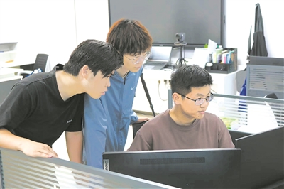 齊魯師范學院人工智能教育研究院研發(fā)團隊正在研發(fā)作文大模型。受訪者供圖