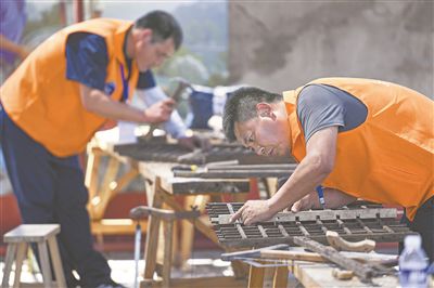 “京博匠師——2024年北京市文物行業(yè)職業(yè)技能競賽”參賽選手在木作文物修復(fù)師項(xiàng)目比賽中。新華社記者 陳鐘昊攝