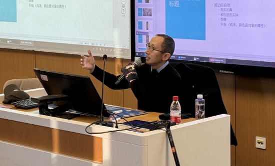 從去年秋天起，還在治療中的朱銳就堅(jiān)持給本科生開課。（受訪者供圖）