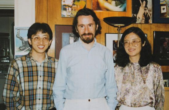 1992年，朱銳（左）赴美國杜蘭大學(xué)攻讀心靈哲學(xué)與認(rèn)知科學(xué)，師從心靈哲學(xué)和認(rèn)知科學(xué)家Radu Bogdan（中），右為朱銳師姐、北師大教授田平。
