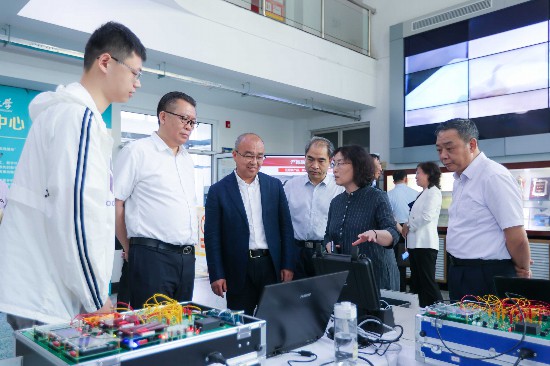 北京市委常委、教育工委書記於英杰調研學校高素質應用型人才培養(yǎng)工作