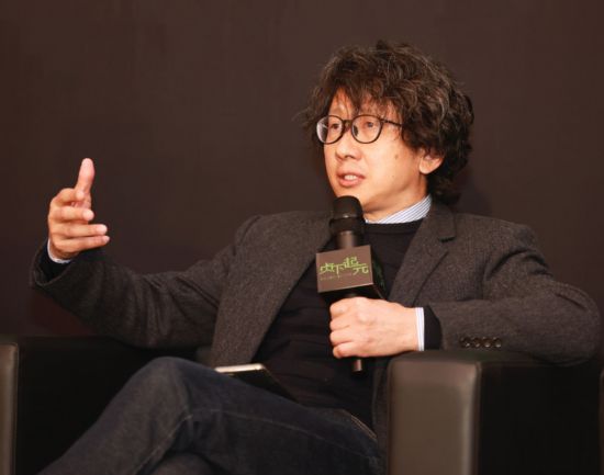 在學(xué)術(shù)論壇上發(fā)言的朱銳。（受訪者供圖）