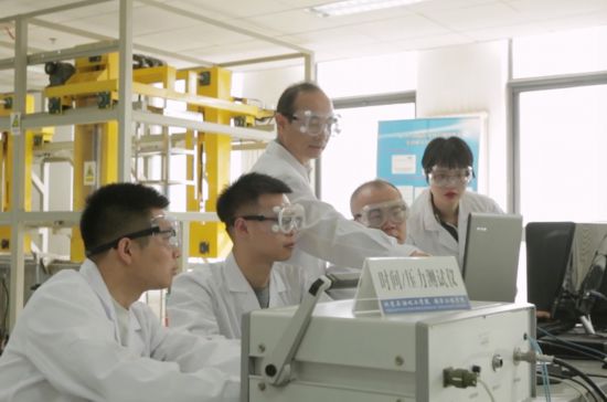 學(xué)生認(rèn)真聽取安全應(yīng)急特色課程內(nèi)容講解