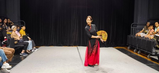 中國戲曲學(xué)院教師在新加坡進(jìn)行傳統(tǒng)戲曲導(dǎo)賞表演