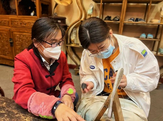 學(xué)生在校企合作國(guó)家級(jí)非遺技藝內(nèi)聯(lián)升大師工作室開(kāi)展實(shí)踐