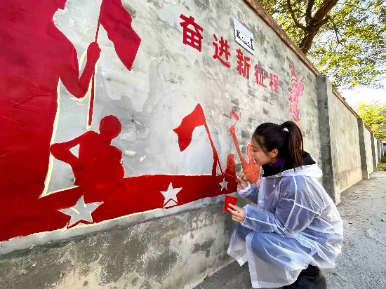 學(xué)生們繪制紅福墻