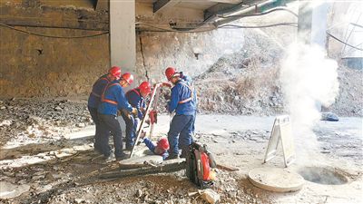 山西省陽泉市熱力公司專業(yè)技術(shù)人員準(zhǔn)備下井對(duì)熱力管網(wǎng)設(shè)備進(jìn)行檢查。