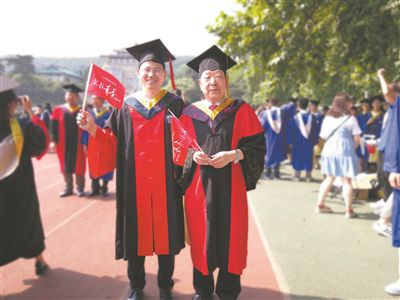 圖為李德仁（右）和學(xué)生肖雄武的合影。 肖雄武供圖