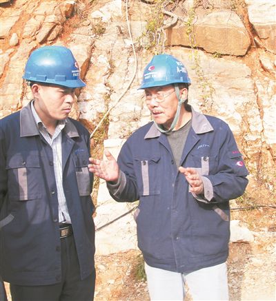 南仁東（右）在貴州黔南州平塘縣大窩凼施工現(xiàn)場與工程技術(shù)人員在一起。新華社發(fā)