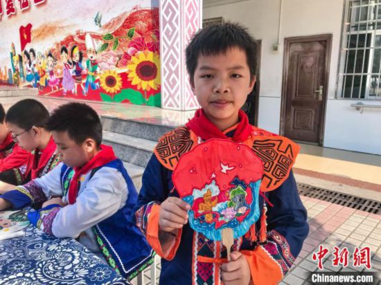 ����С�W�W��չʾ�Լ��L�ƵĈF����Ʒ�����Y�S�� �z