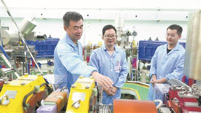 在中國科學(xué)院新疆理化技術(shù)研究所，研究員郭旗（左）在指導(dǎo)青年科研人員。記者 梁樂攝