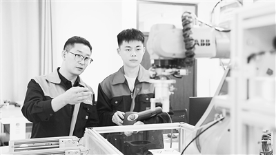 在臨沂科技職業(yè)學(xué)院，教師在實(shí)訓(xùn)基地教授學(xué)生操作技能。