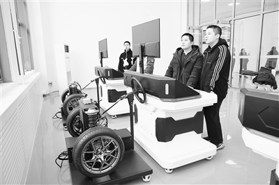 北京電子科技職業(yè)學(xué)院學(xué)生學(xué)習(xí)智能網(wǎng)聯(lián)汽車線控底盤技術(shù)。受訪者供圖